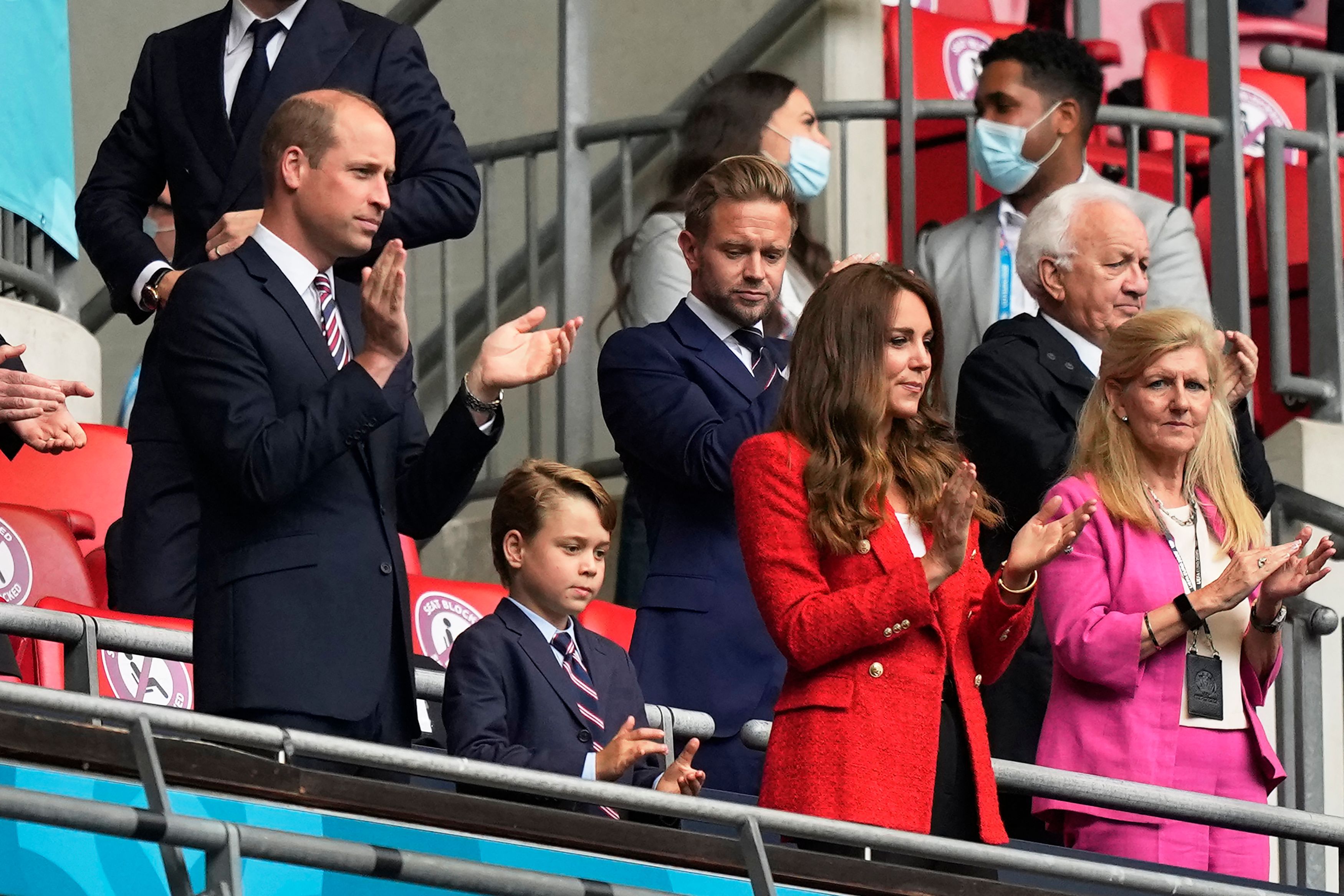 William, Kate und George fiebern mit den Three Lions mit.