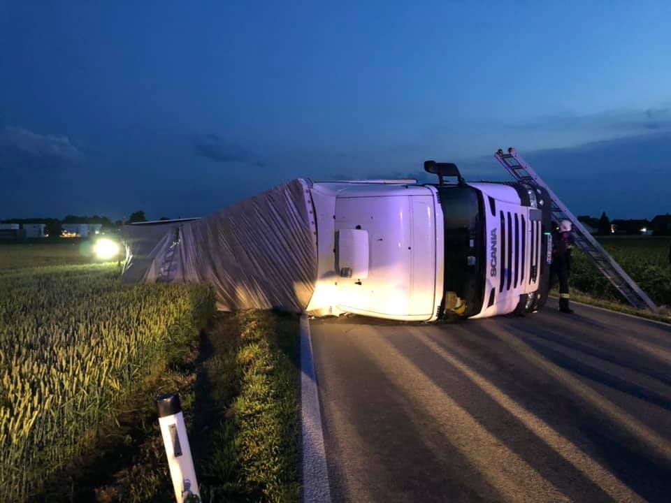 Im Innviertel kippte ein Lkw um. Der Lenker war schwer betrunken, die Bergung dauerte stundenlang.