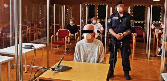 Der Beschuldigte soll versucht haben, seinen Bruder mit einem Messerstich zu töten.