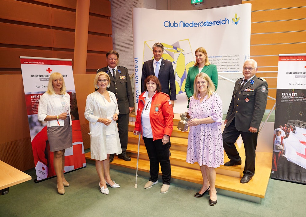 Überreichung in St. Pölten: Theres Friewald-Hofbauer (Club NÖ), Landeshauptfrau Johanna Mikl-Leitner, Anna Neuninger (Gewinnerin der Kategorie Einzelpersonen) und Landesrätin Ulrike Königsberger-Ludwig. Dahinter: Josef Schmoll (Rotes Kreuz), Stefan Jauk (NÖ Versicherung), Veronika Haslinger (Raiffeisen Holding NÖ-Wien) und Leopold Rötzer (Rotes Kreuz) (jeweils v.l.n.r.).