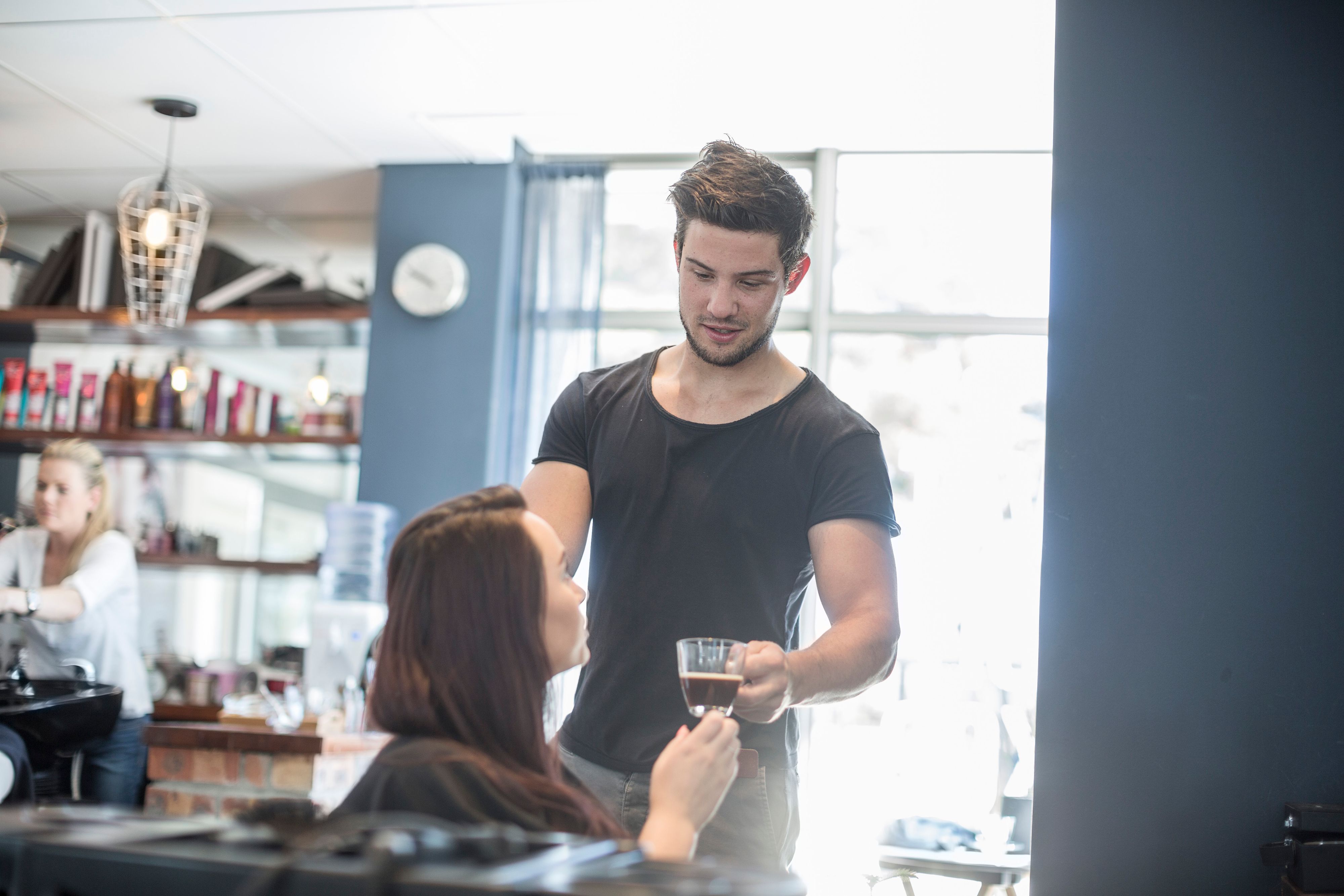 Download von www.picturedesk.com am 29.06.2021 (14:58).  Woman in hair salon receiving cup of coffee - 20160214_PD24405 - Rechteinfo: Royalty Free (RF) Model Released