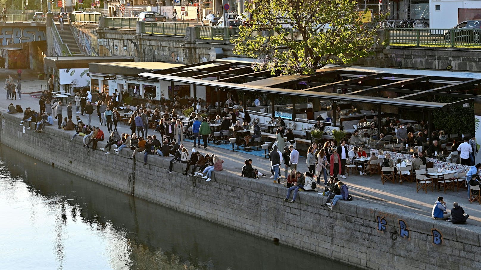 Menschen am Donaukanal in Wien