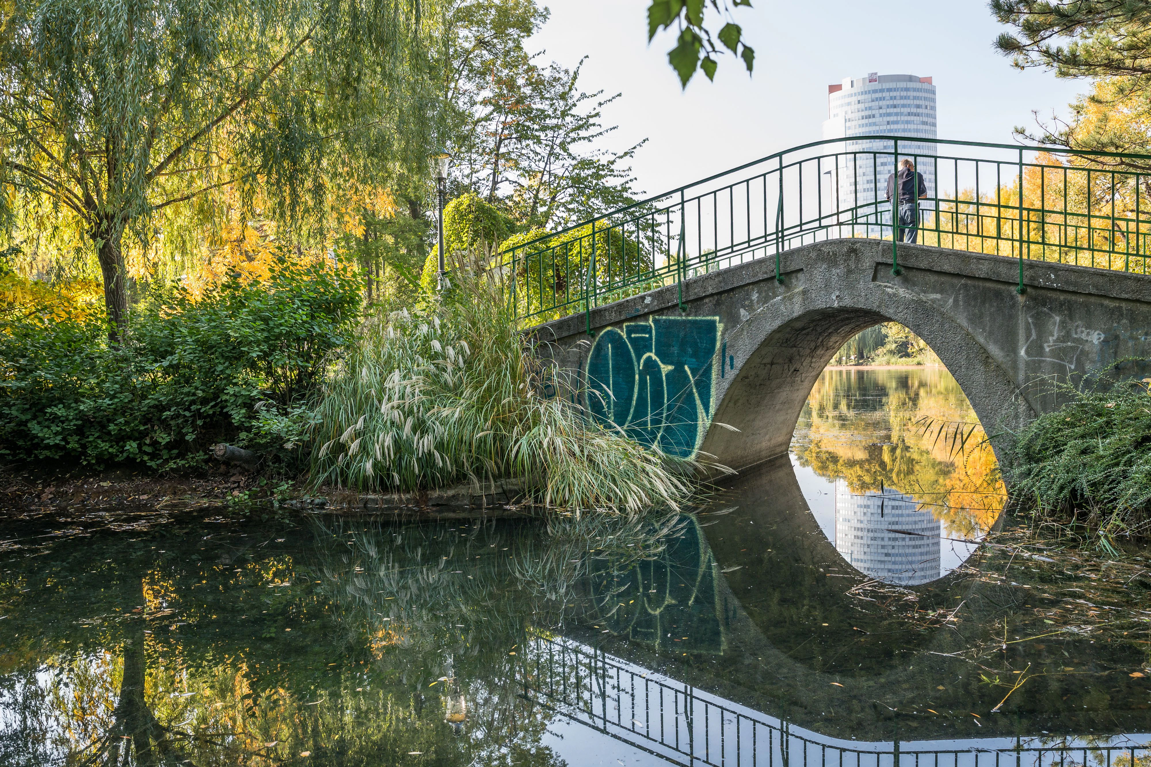 Brücke im Wasserpark, hinten der Florido Tower. Archivbild