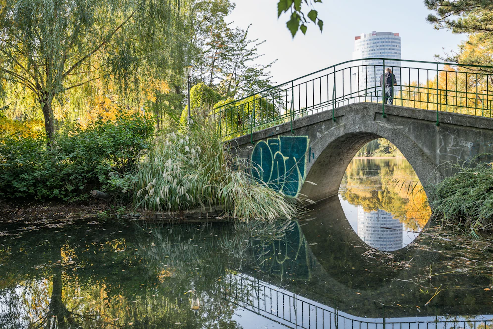 Brücke im Wasserpark, hinten der Florido Tower. Archivbild