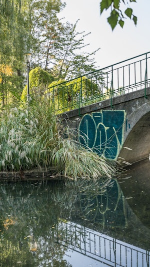 Messer-Attacke in Wiener Erholungsgebiet: Zwei Verletzte, sieben Festnahmen. Polizei setzt Fahndung fort. Hintergründe noch unklar.