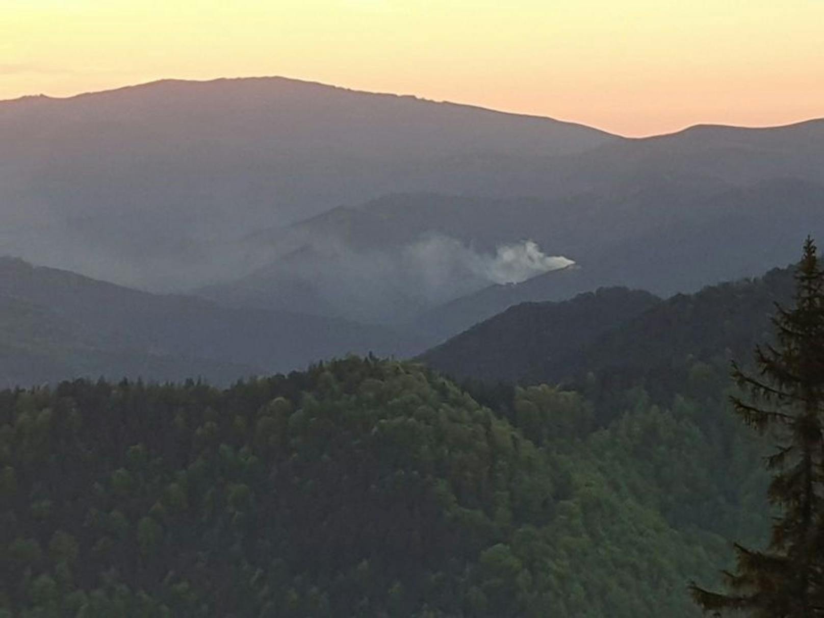 In den frühen Morgenstunden stiegen noch Rauchwolken auf.