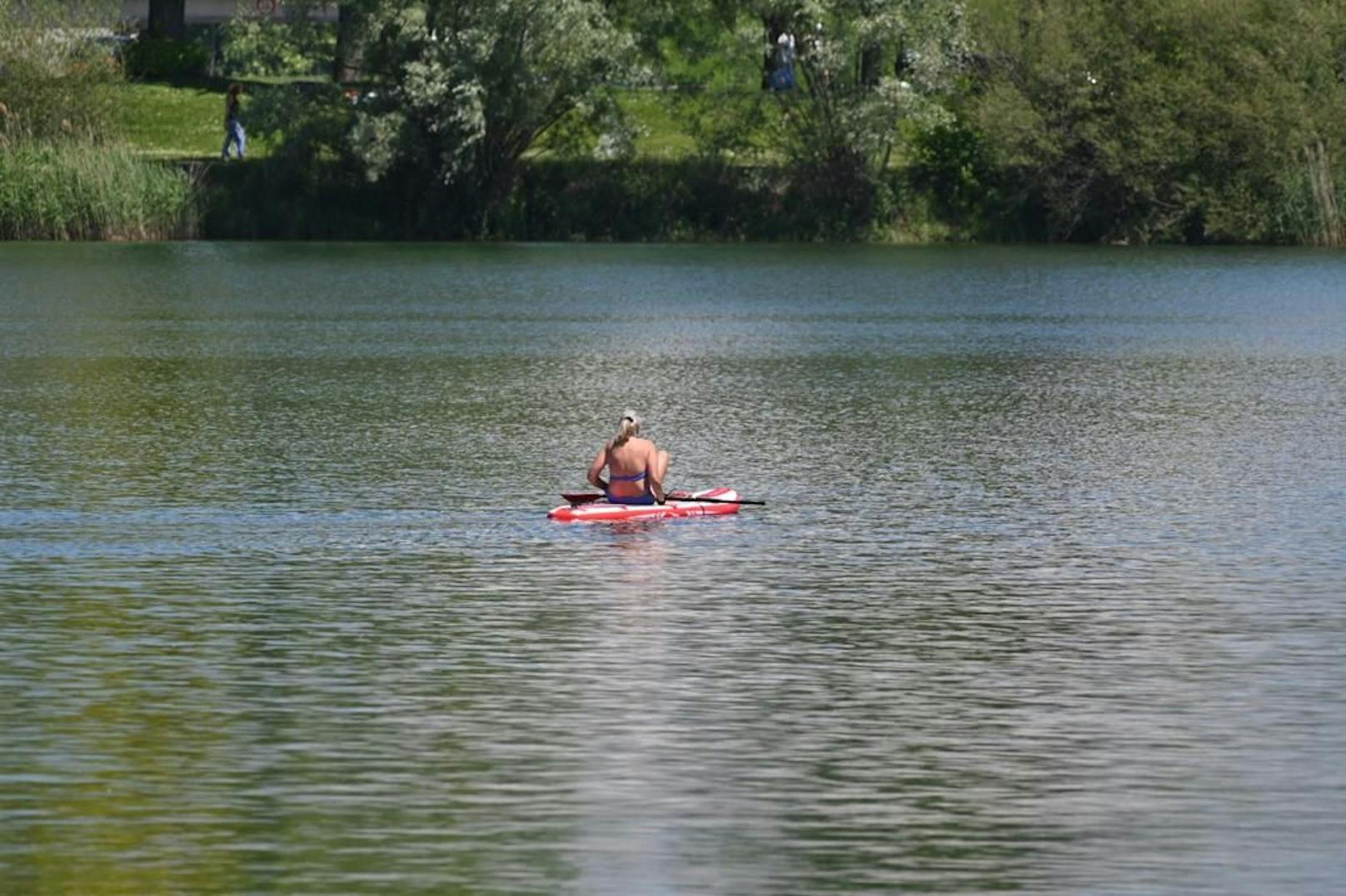 Sommerliche Temperaturen lockten die Besucher an die Seen, in die Seen gingen aber nur wenige.
