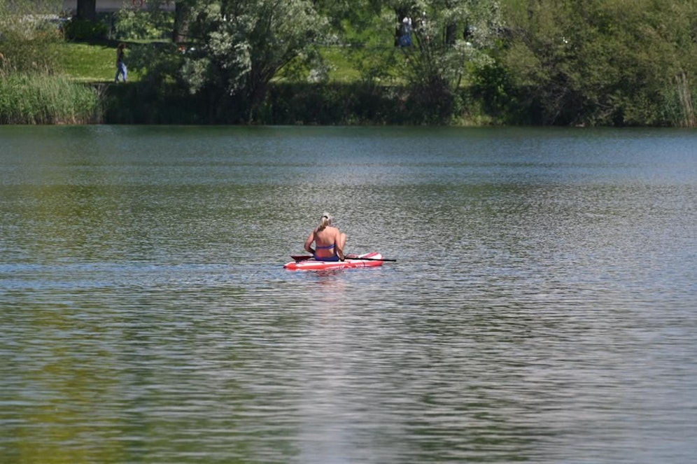Einsam fährt diese Stand-Up-Padlerin am Linzer Pichlingersee.