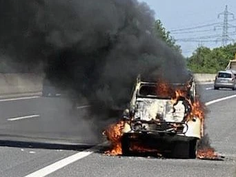 Eine "Ente" brannte auf der A3 bei Ebreichdorf.