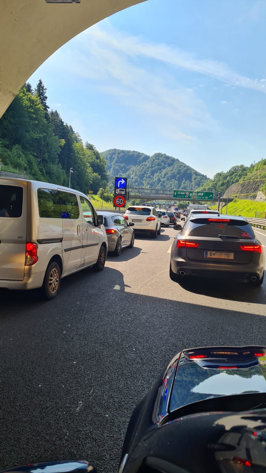Leserin Melanie steht an der kroatischen Grenze im Stau.
