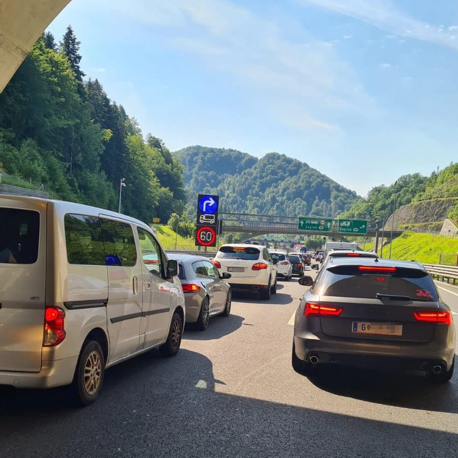 Leserin Melanie steht an der kroatischen Grenze im Stau.