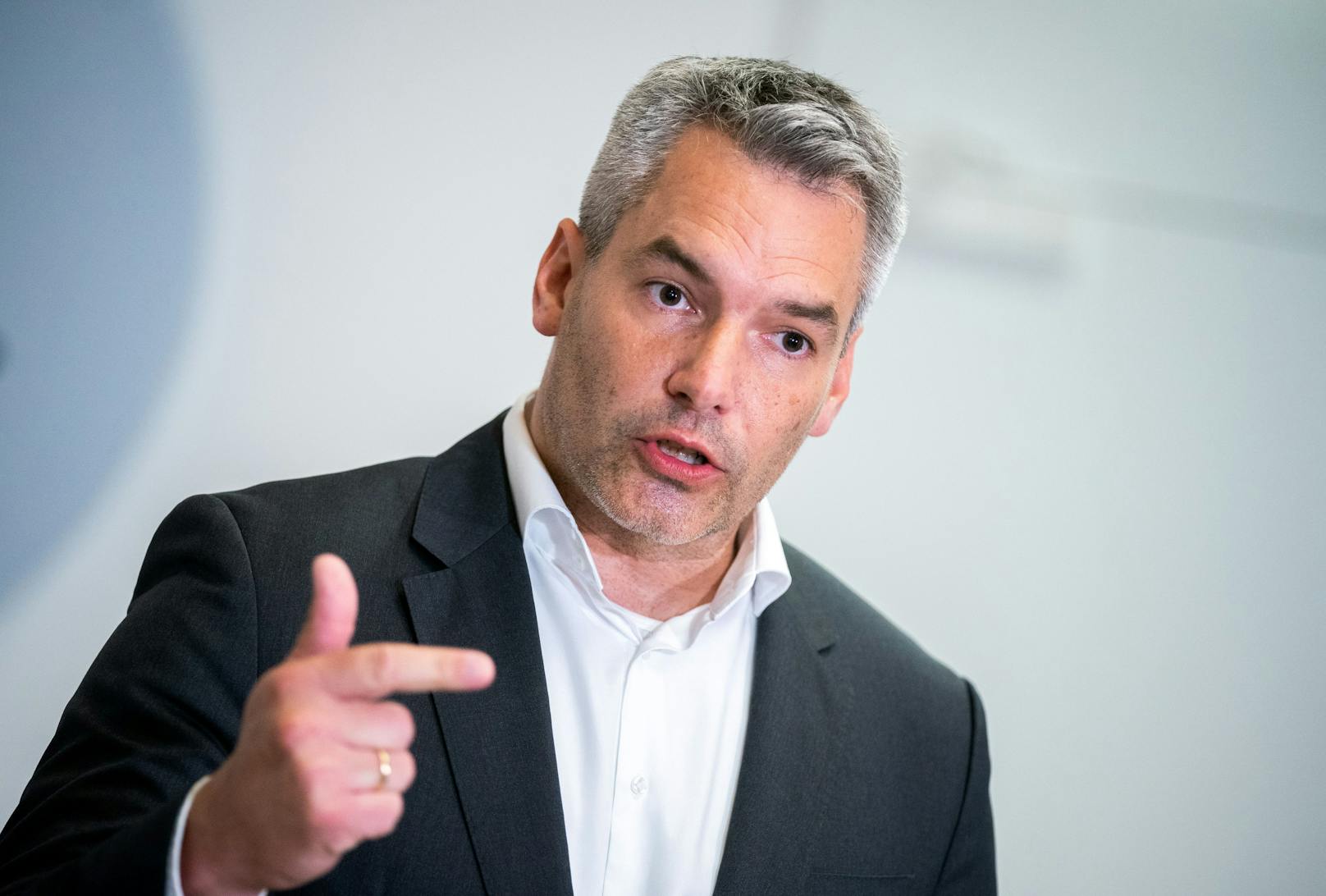 Innenminister Karl Nehammer (ÖVP) geht von deutlich steigenden Antragszahlen aus.
