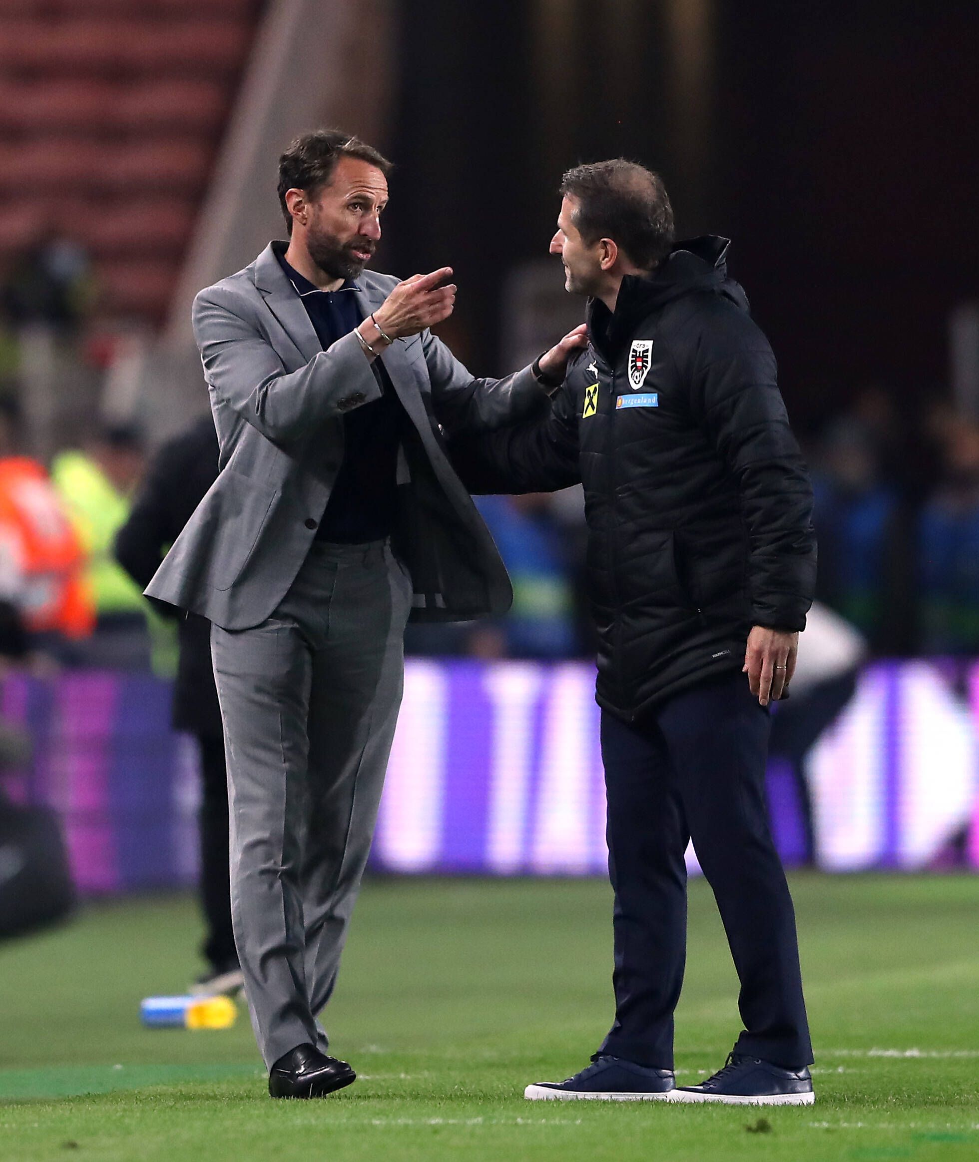 Gareth Southgate im Gespräch mit Teamchef Franco Foda