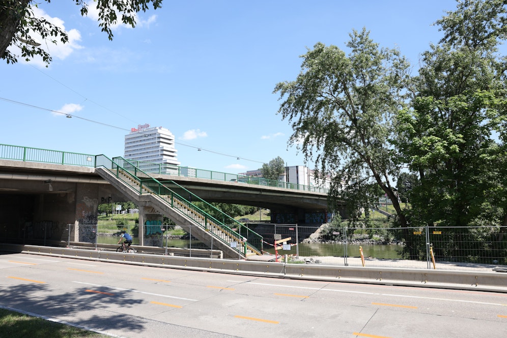 Seit Mai laufen die Sanierungsarbeiten an der Heiligenstädter Brücke. Nun sind die Brückentragwerke dran, dafür muss die Lände beiderseits des Donaukanals für einige Tage gesperrt werden. Umleitungen werden eingerichtet.