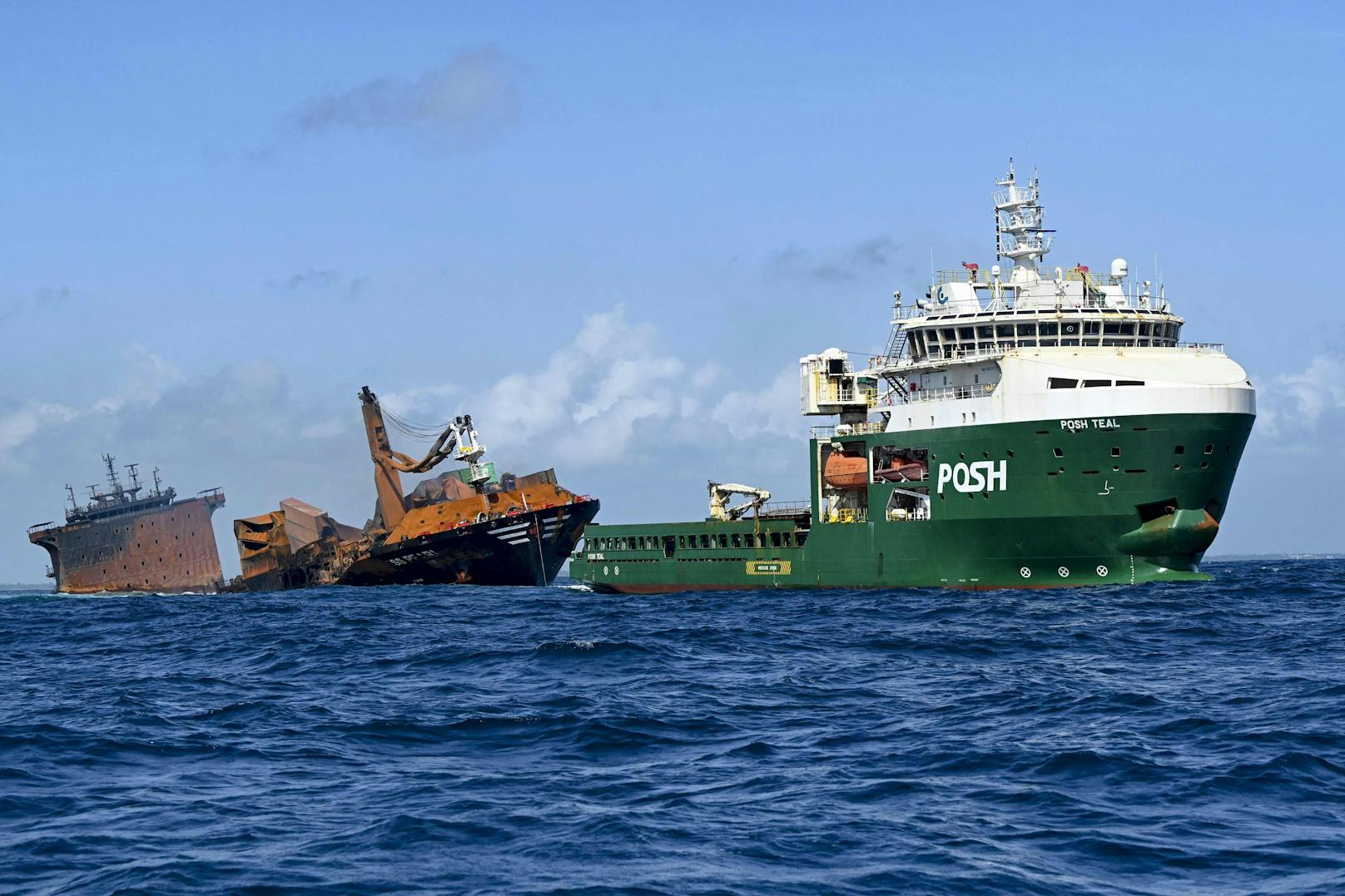 Ein Schiff der Küstenwache versucht, ausgetretenes Öl aufzufangen.