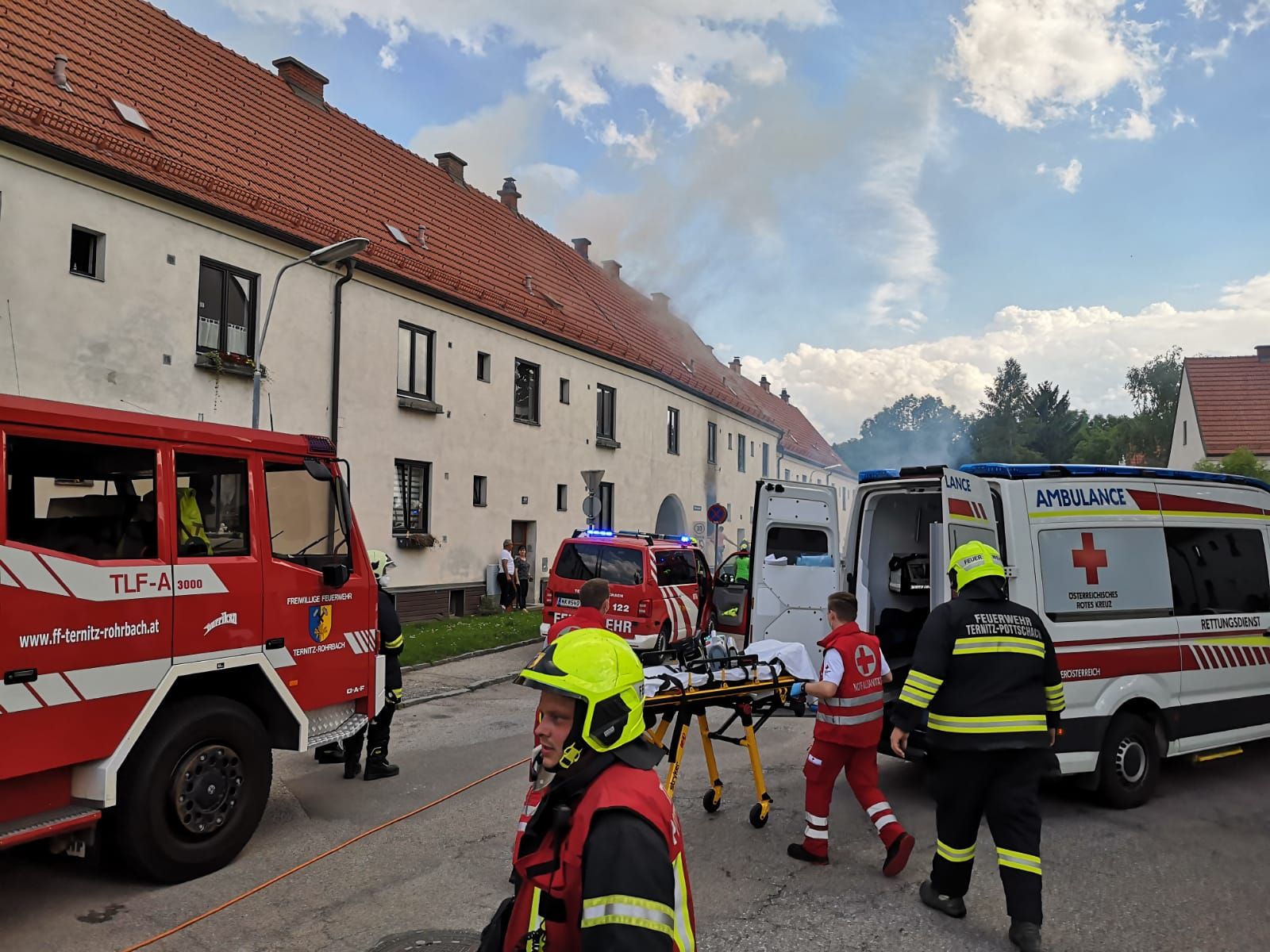 Wohnhausbrand in Ternitz: Die Einsatzkräfte vor Ort