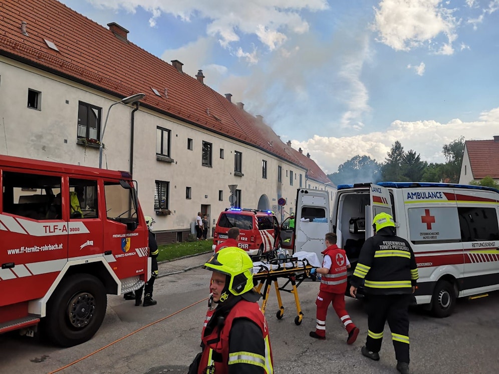 Wohnhausbrand in Ternitz: Die Einsatzkräfte vor Ort