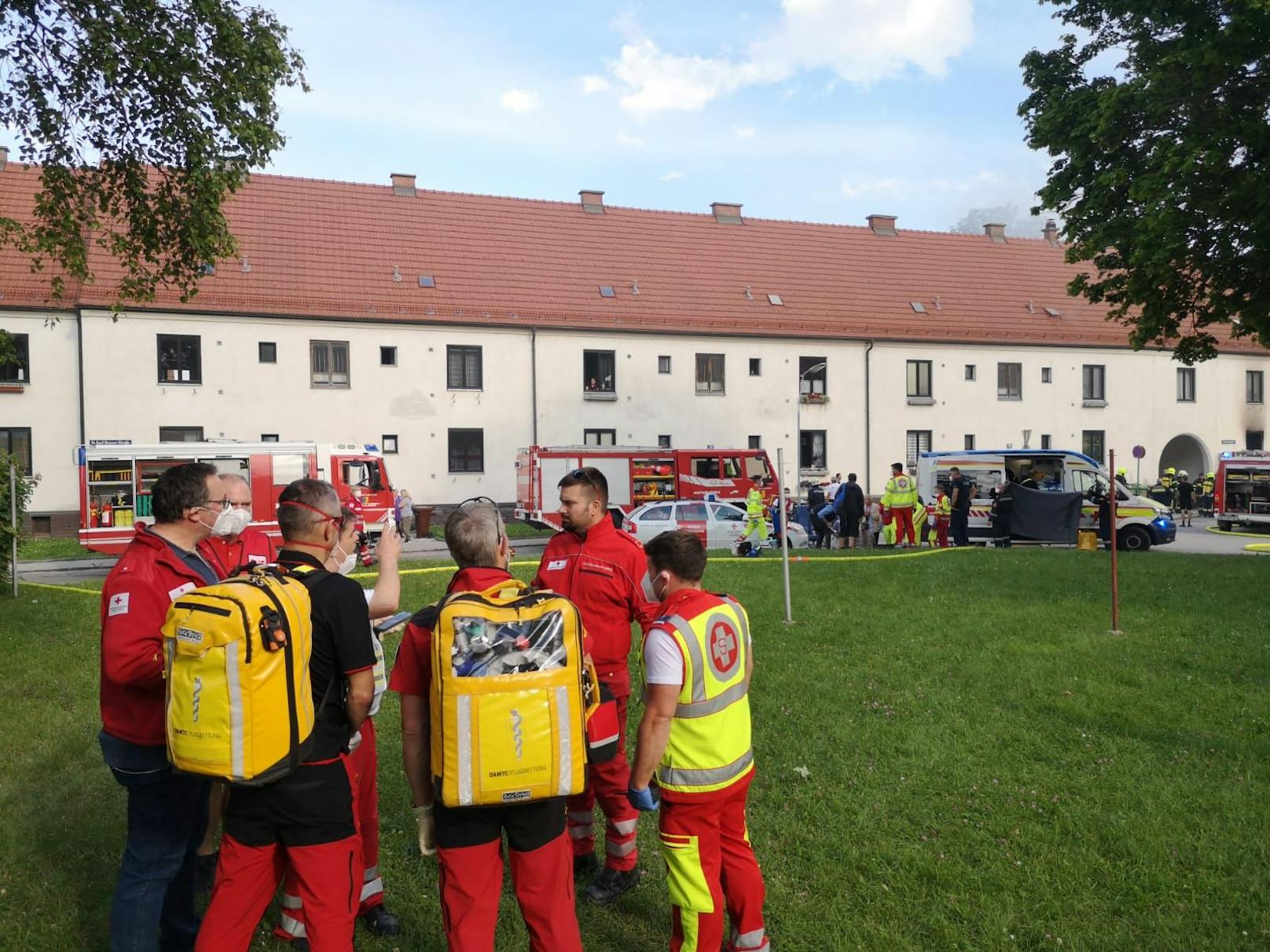 Wohnhausbrand in Ternitz: Die Einsatzkräfte vor Ort