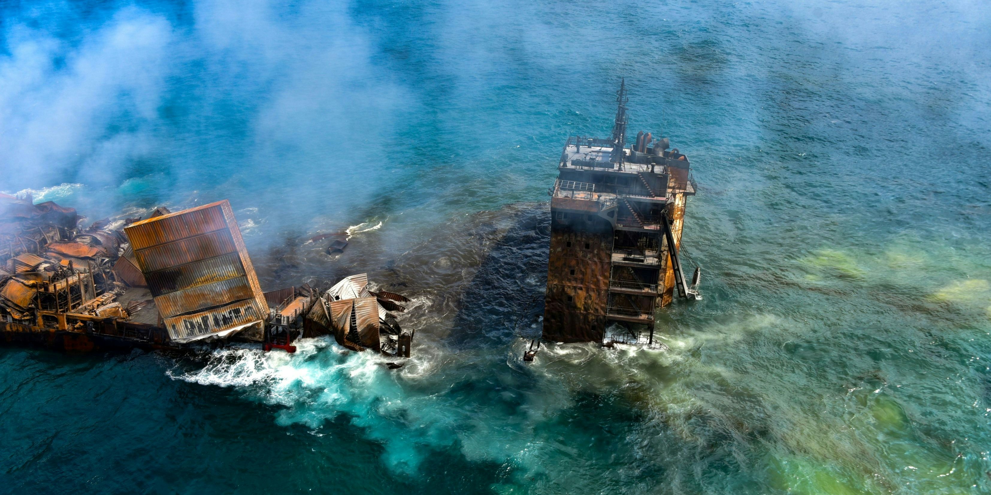 Das Wasser um das Wrack verfärbt sich grün.