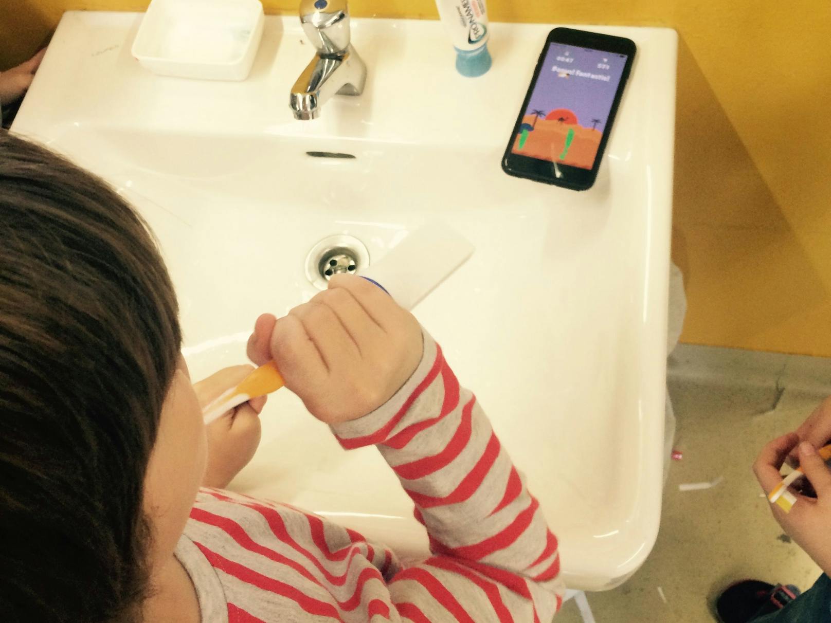 Per Bluetooth steht die Zahnbürste mit der Playbrush-App auf dem Smartphone in Verbindung und überträgt die Putzbewegungen in Spiele.