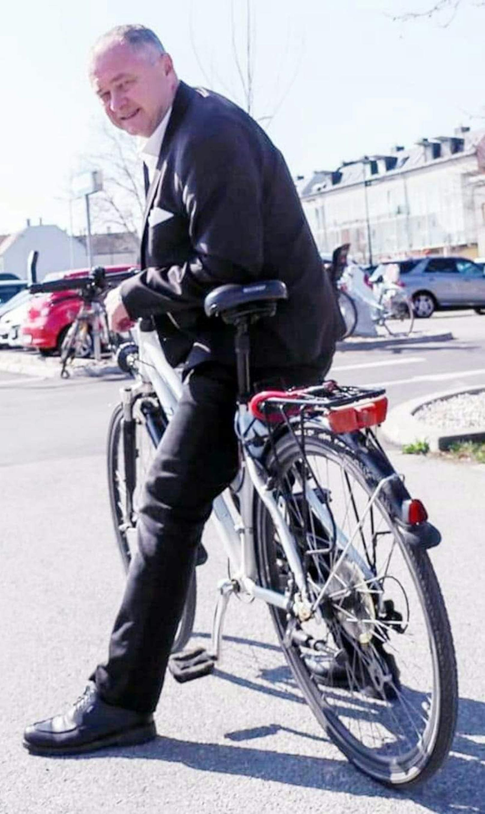 Bürgermeister und Nationalrat Hans Stefan Hintner mit dem gestohlenen Fahrrad.