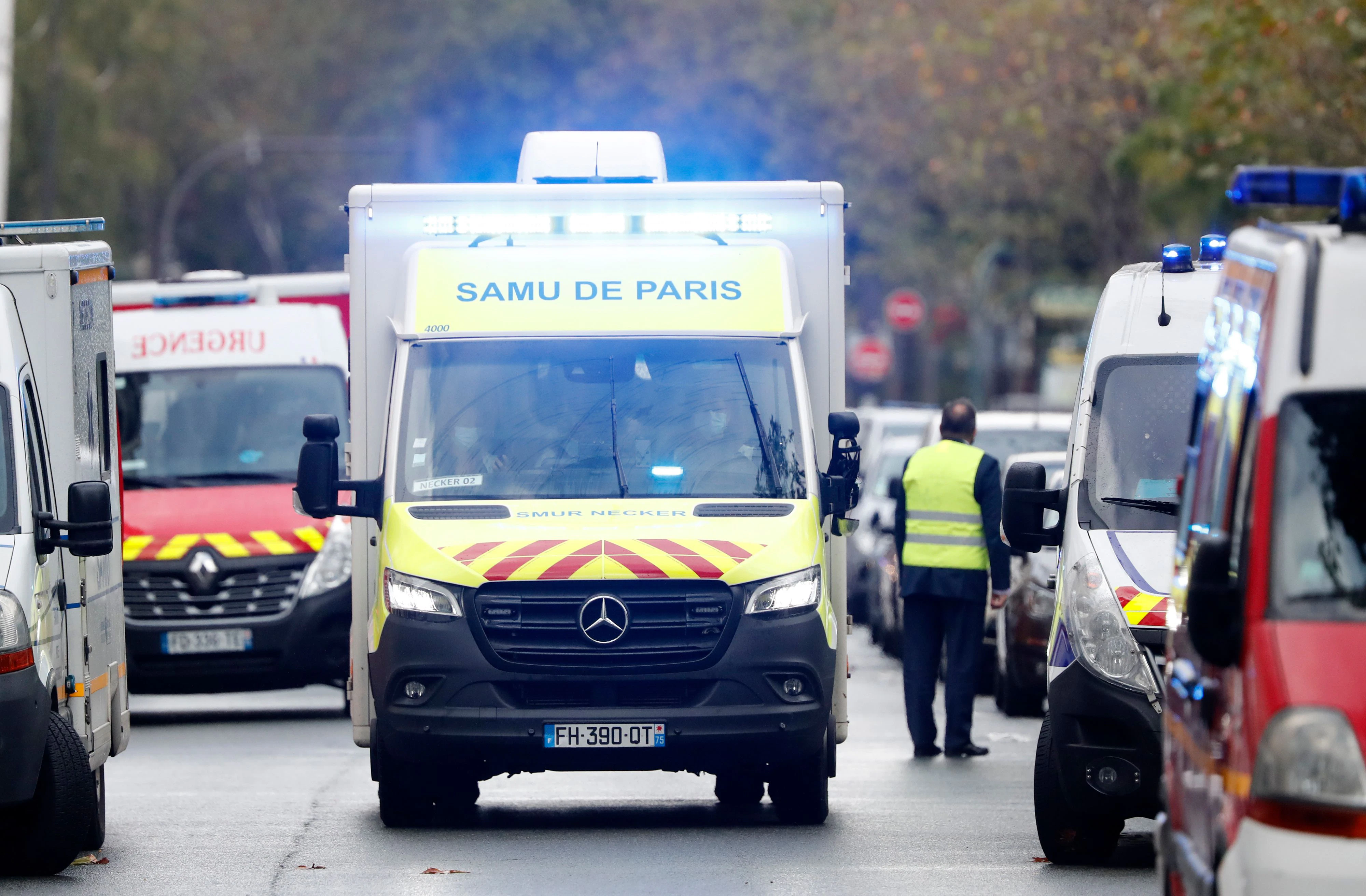 Download von www.picturedesk.com am 03.06.2021 (16:50).  An ambulance arrive on the scene after four people have been wounded in a knife attack near the former offices of satirical newspaper Charlie Hebdo, Friday Sept. 25, 2020 in Paris. A police official said officers are "actively hunting" for the perpetrators and have cordoned off the area including the former Charlie Hebdo offices after a suspect package was noticed nearby. Islamic extremists attacked the offices in 2015, killing 12 people. (AP Photo/Thibault Camus) - 20200925_PD3317 - Rechteinfo: Rights Managed (RM)