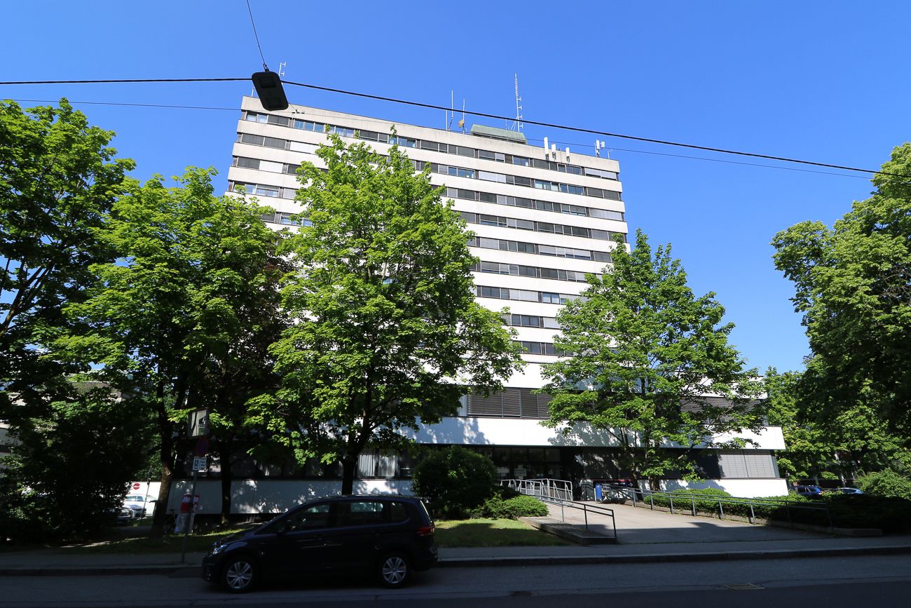 Der Lenker wurde ins Linzer Polizeianhaltezentrum gebracht.