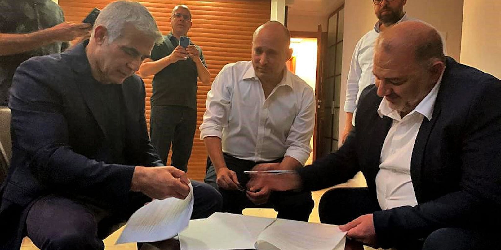 Historischer Vertrag: Yair Lapid (links), Naftali Bennet und Mansour Abbas (rechts)