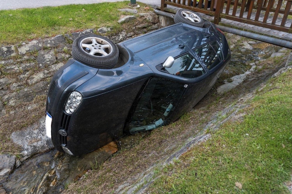 Der Pkw rollte in den Bach.