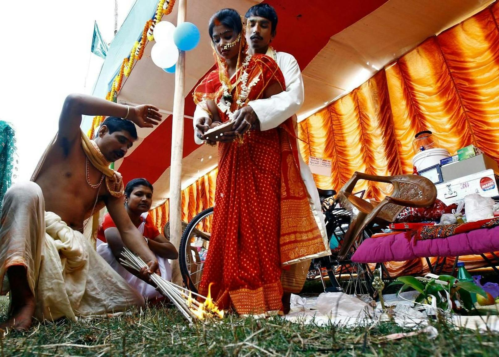 Zu einer traditionellen Hochzeit nach hinduistischem Glauben gehören mehrere zeremonielle Riten. Bei einer von diesen verstarb die Braut beim aktuellen Vorfall.