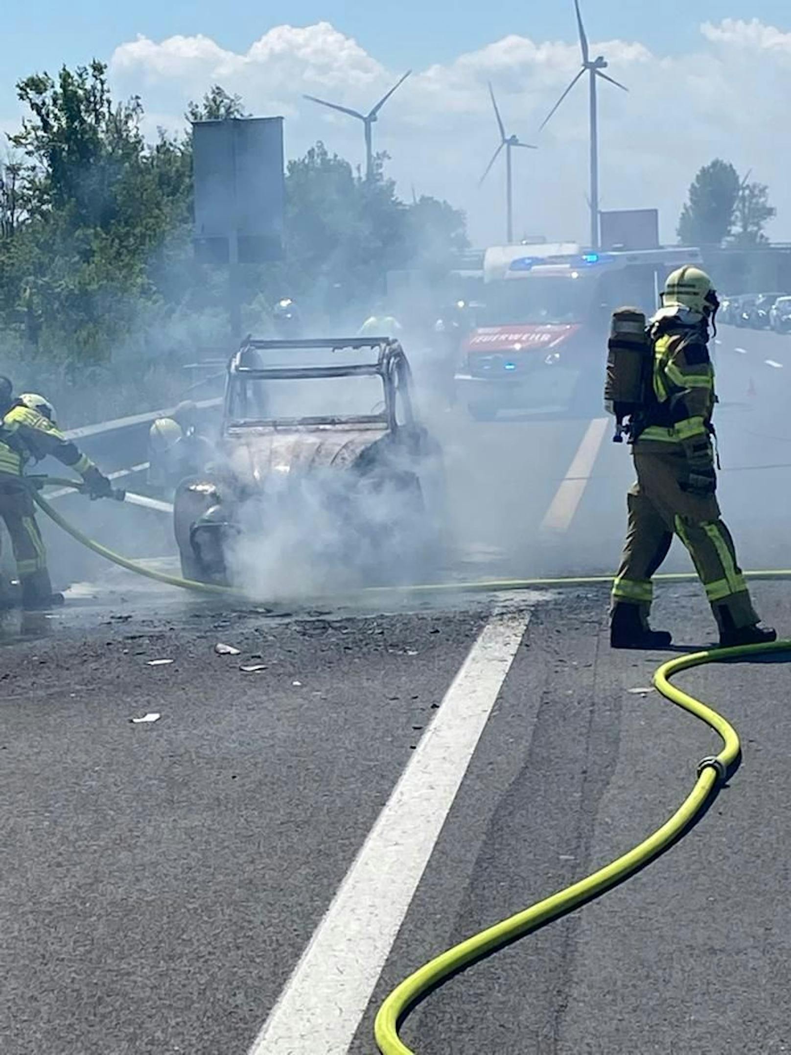Eine "Ente" brannte auf der A3 bei Ebreichsdorf.