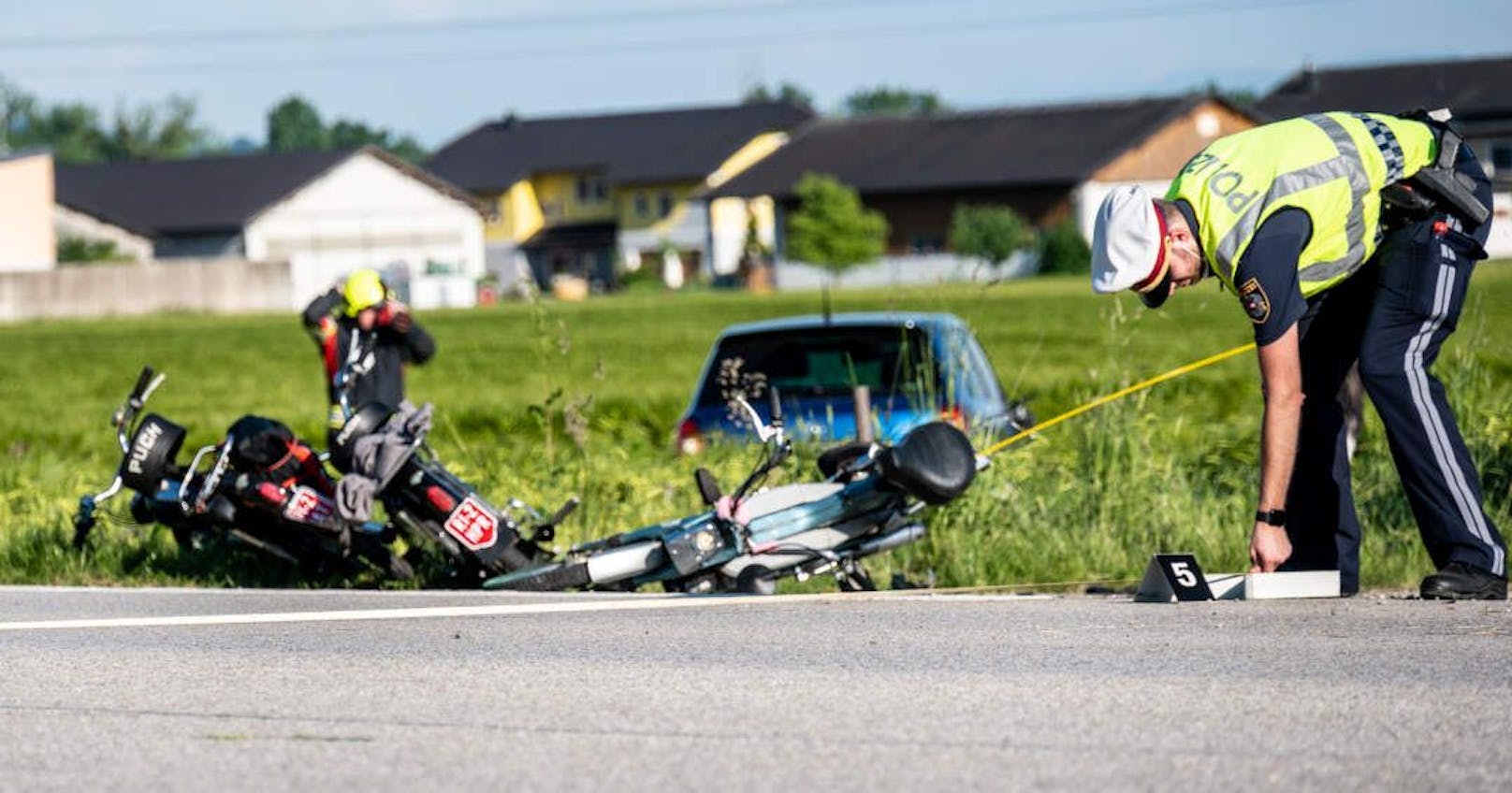 Bei dem Unfall raste ein Pkw in eine Gruppe aus Mopedfahrern, zwei Menschen starben.