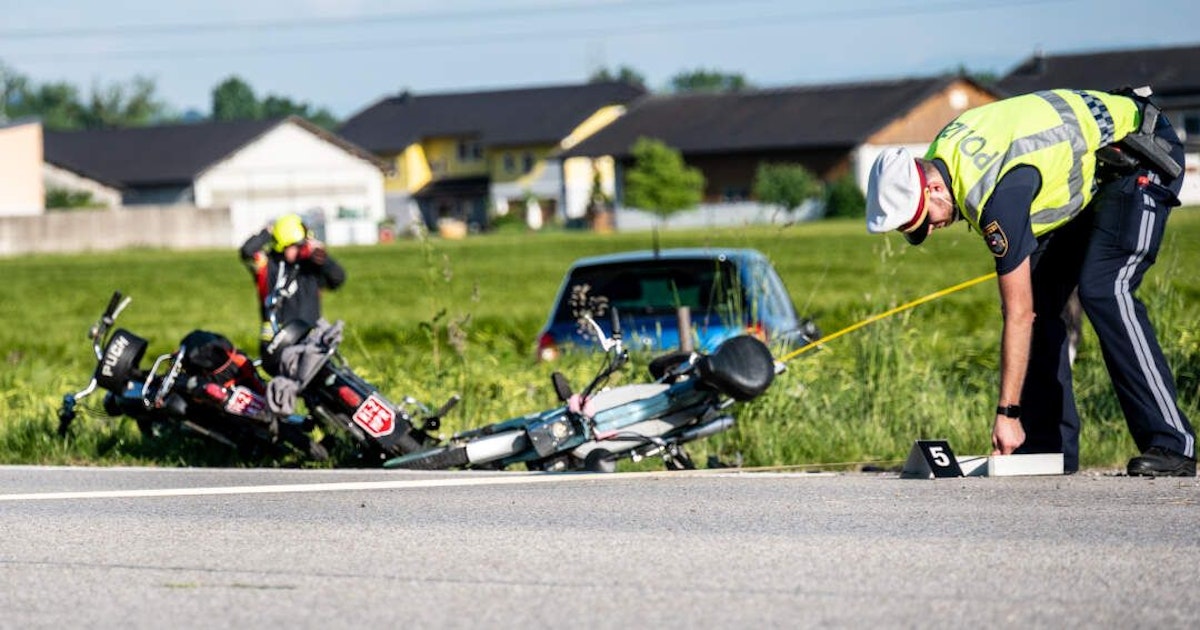 Schwerer Verkehrsunfall in Baumgartenberg Tagesaktuell Feuerwehr Einsätze Veröffentlicht am: 03.06.2021 18:14, zuletzt aktualisiert am: 03.06.2021 18:14 Schwerer Verkehrsunfall in Baumgartenberg  Kurz vor 17:00 wurden zwei Feuerwehren sowie mehrere Rettungsteams, Polizei und zwei Notarzthubschrauber zu einem schweren Verkehrsunfall auf der B3 alarmiert. Ersten Informationen zufolge soll ein PKW in eine Gruppe aus Mopedfahrern gerast sein.  Es sollen bei dem schweren Unfall zwei Personen getötet und mindestens drei schwer verletzt worden sein.  Das TEAM FOTOKERSCHI ist vor Ort und wird in kürze näher Berichten.