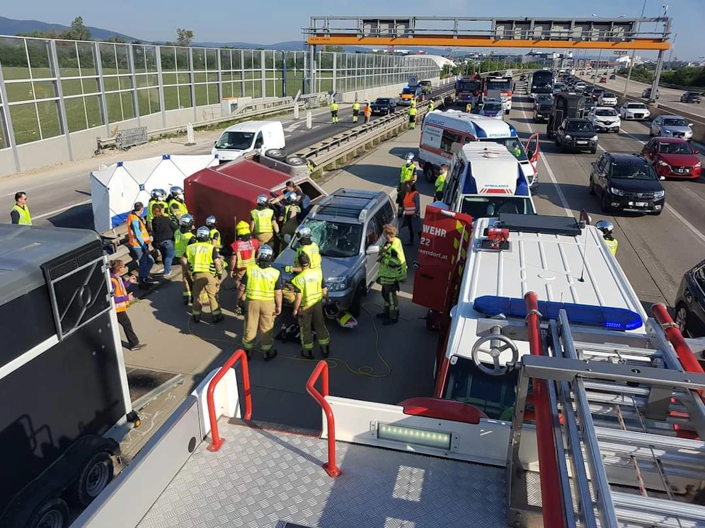 Pferdeanhänger stürzte auf der A2 um.