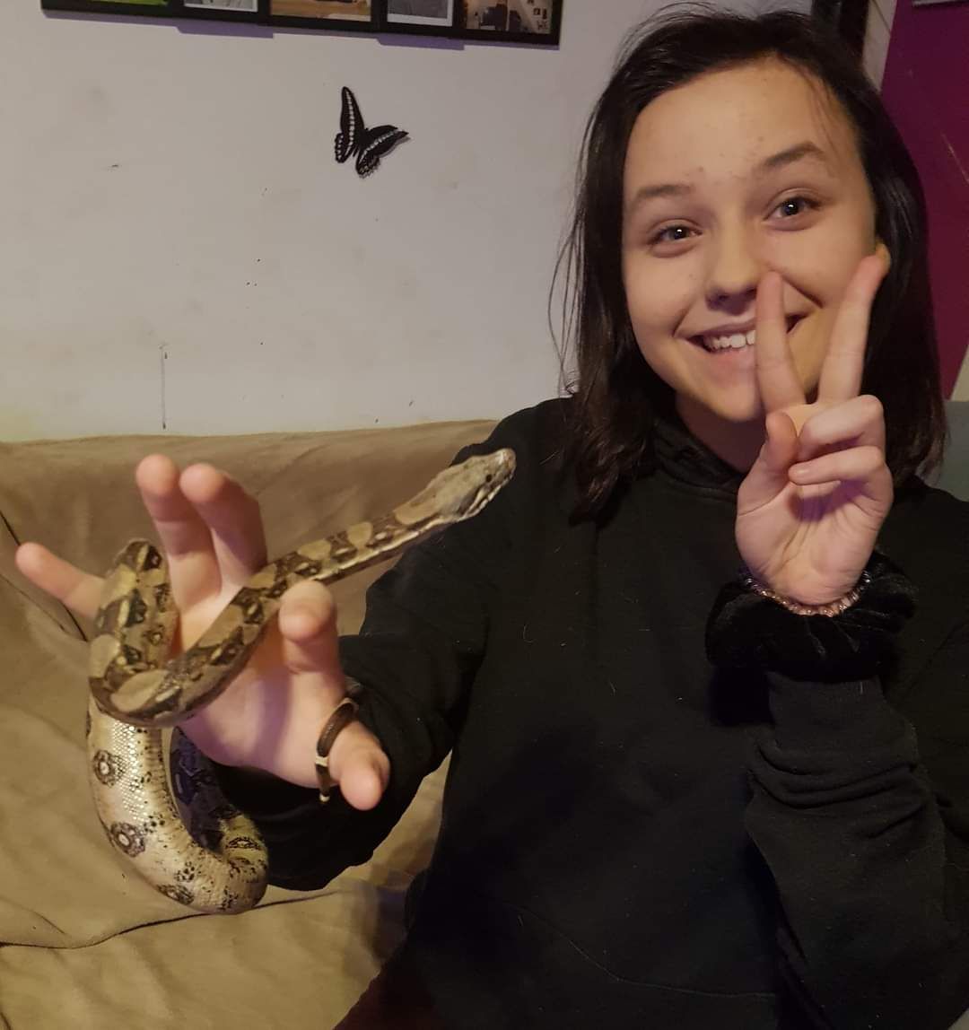 Leonie mit einer der Schlangen - die Familie hat zahlreiche Haustiere, Leonie liebte sie ...