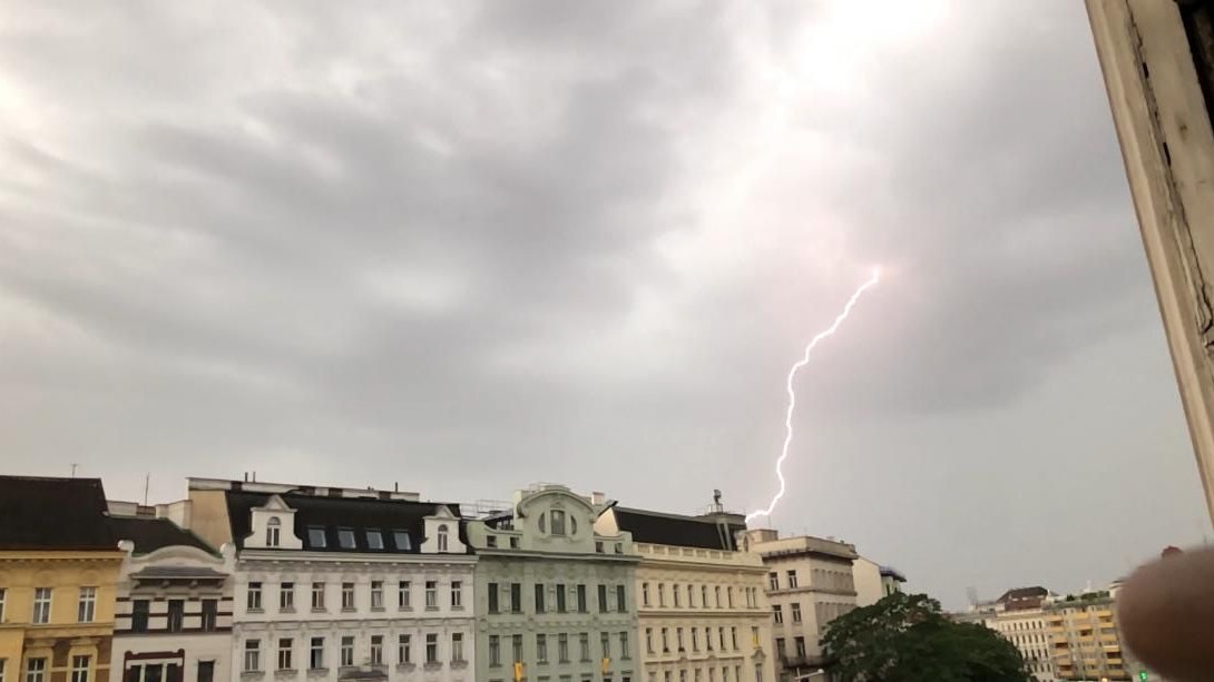Gewitter trifft Wien: Sturm, Regen und Blitze peitschen Mittwochabend über die Bundeshauptstadt.