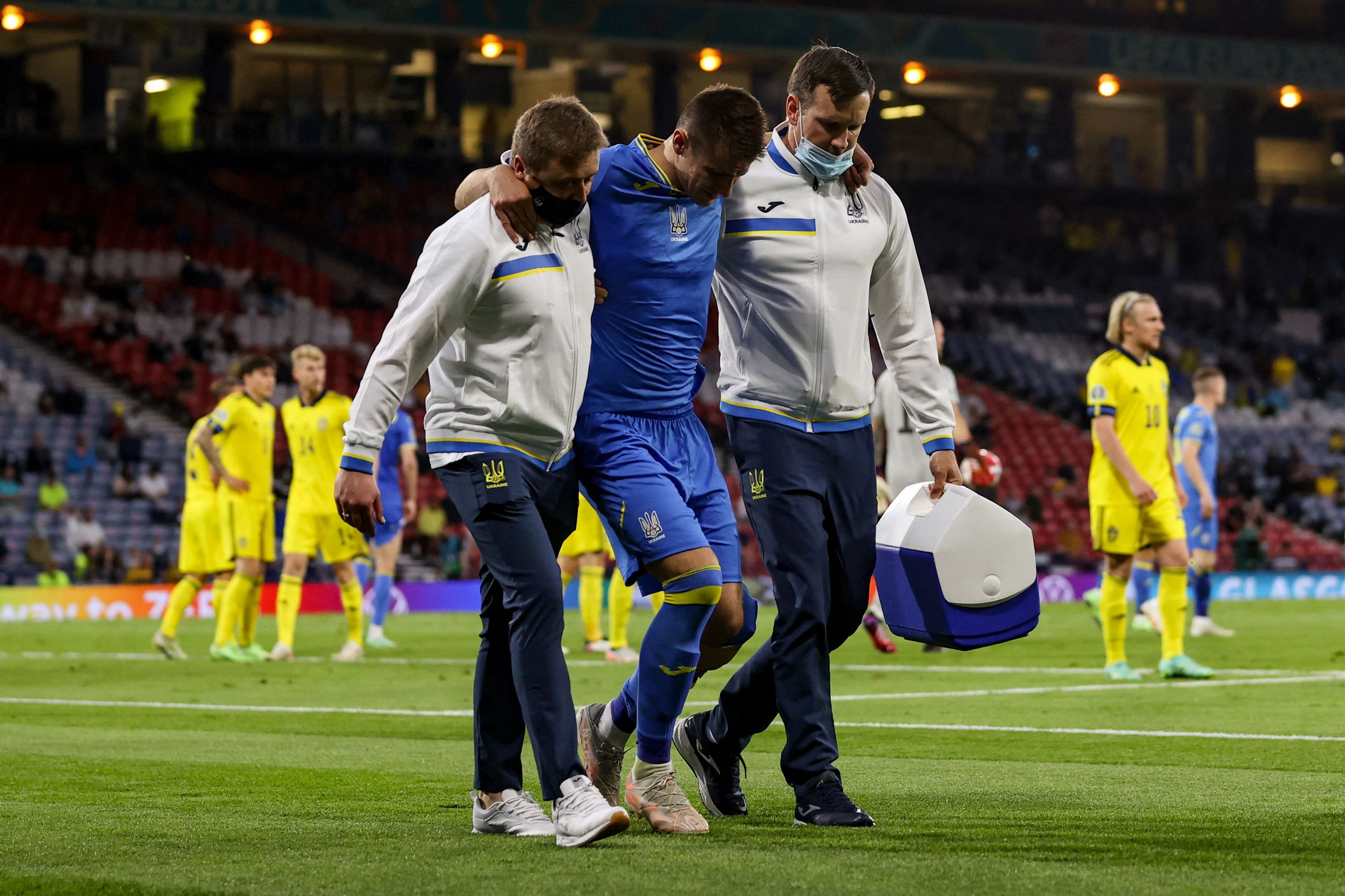 Nach dem bösen Foul ist die EM für Artem Besedin zu Ende. 