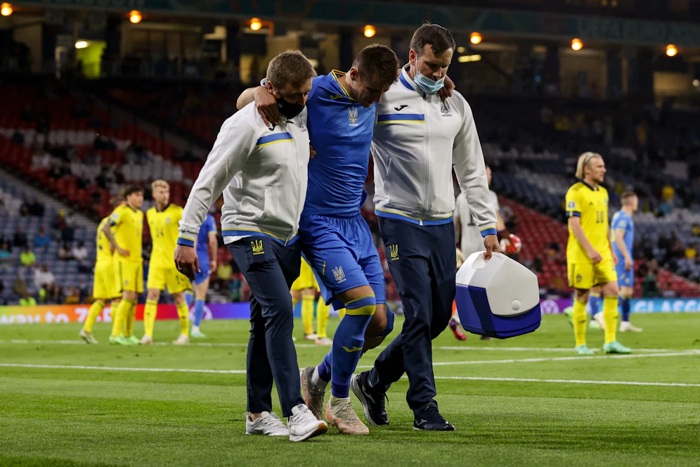 Nach dem bösen Foul ist die EM für Artem Besedin zu Ende. 