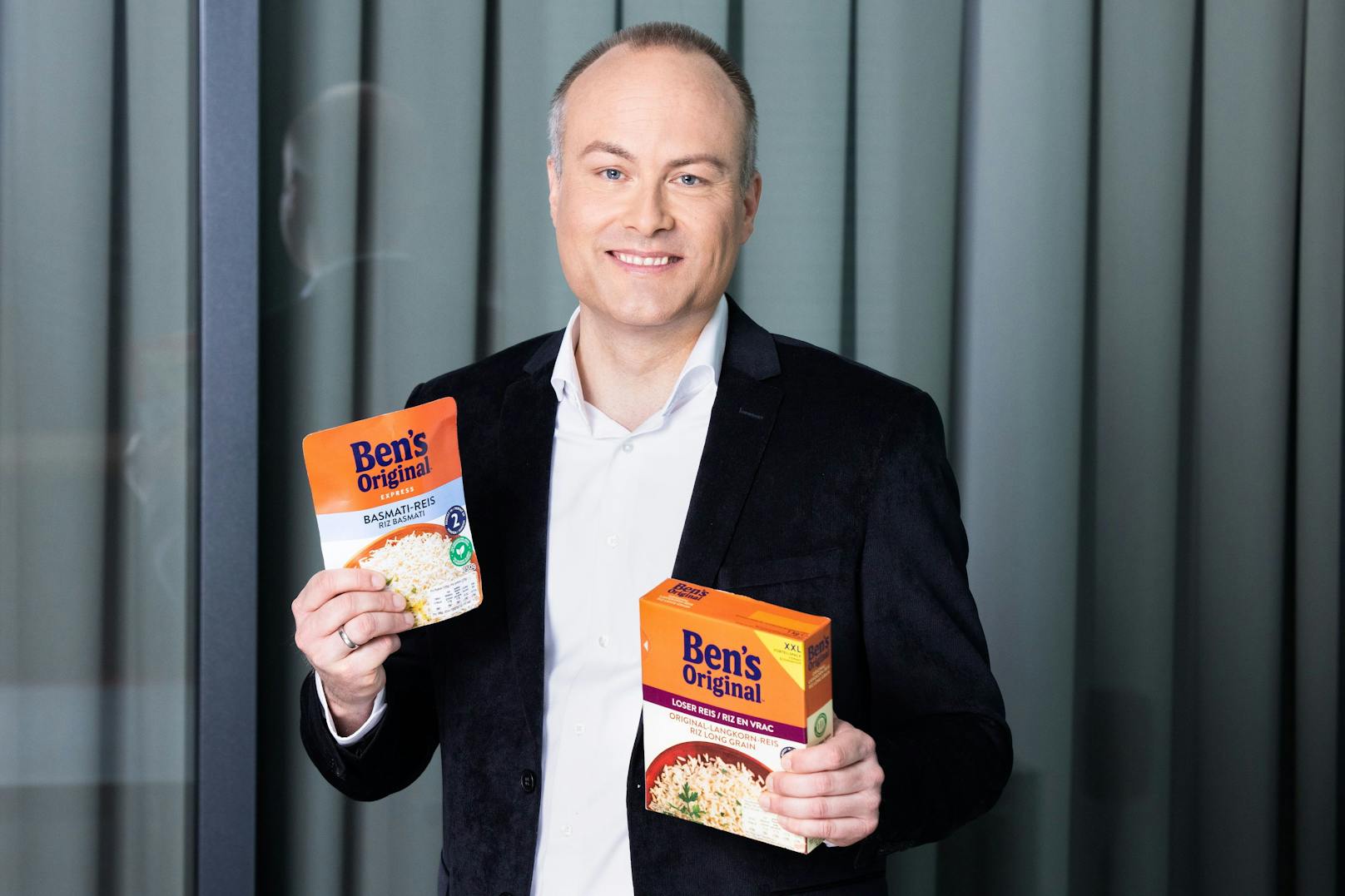 Hendrik de Jong, Country Manager Mars Austria, mit den neuen "Ben's Original"-Verpackungen, die ab August in Österreich in den Handel kommen.