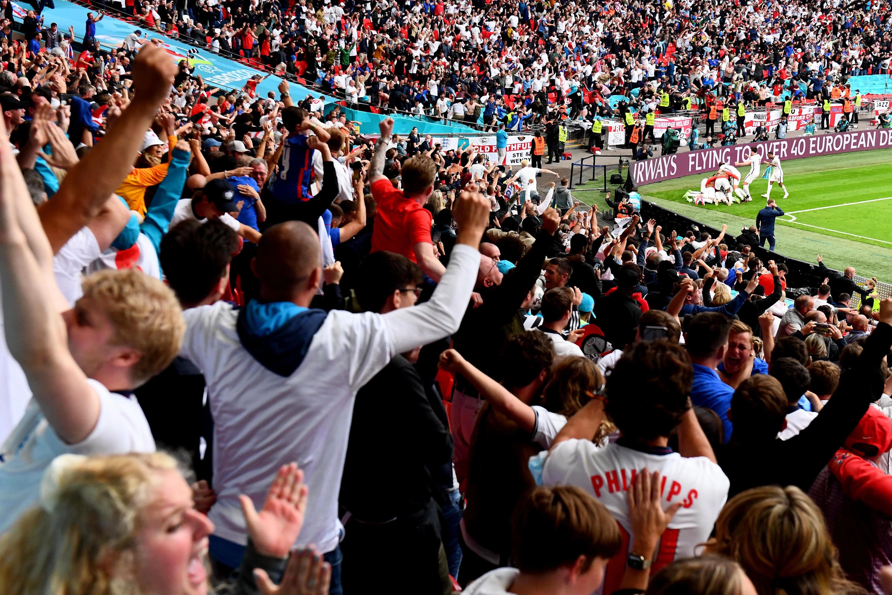 England-Fans jubeln über den Sieg gegen Deutschland.
