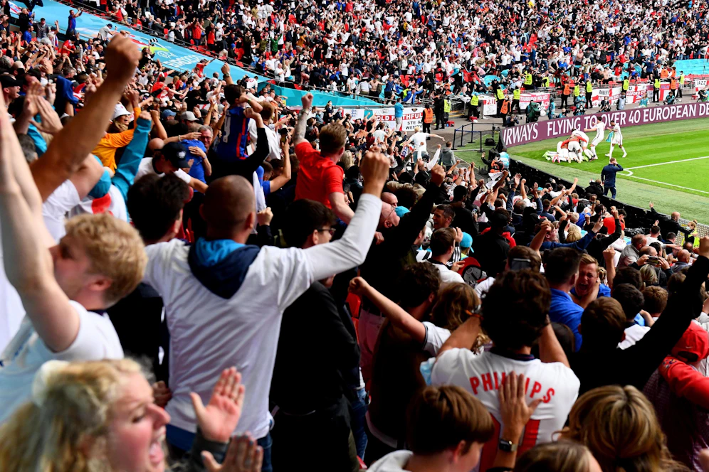 England-Fans jubeln über den Sieg gegen Deutschland.