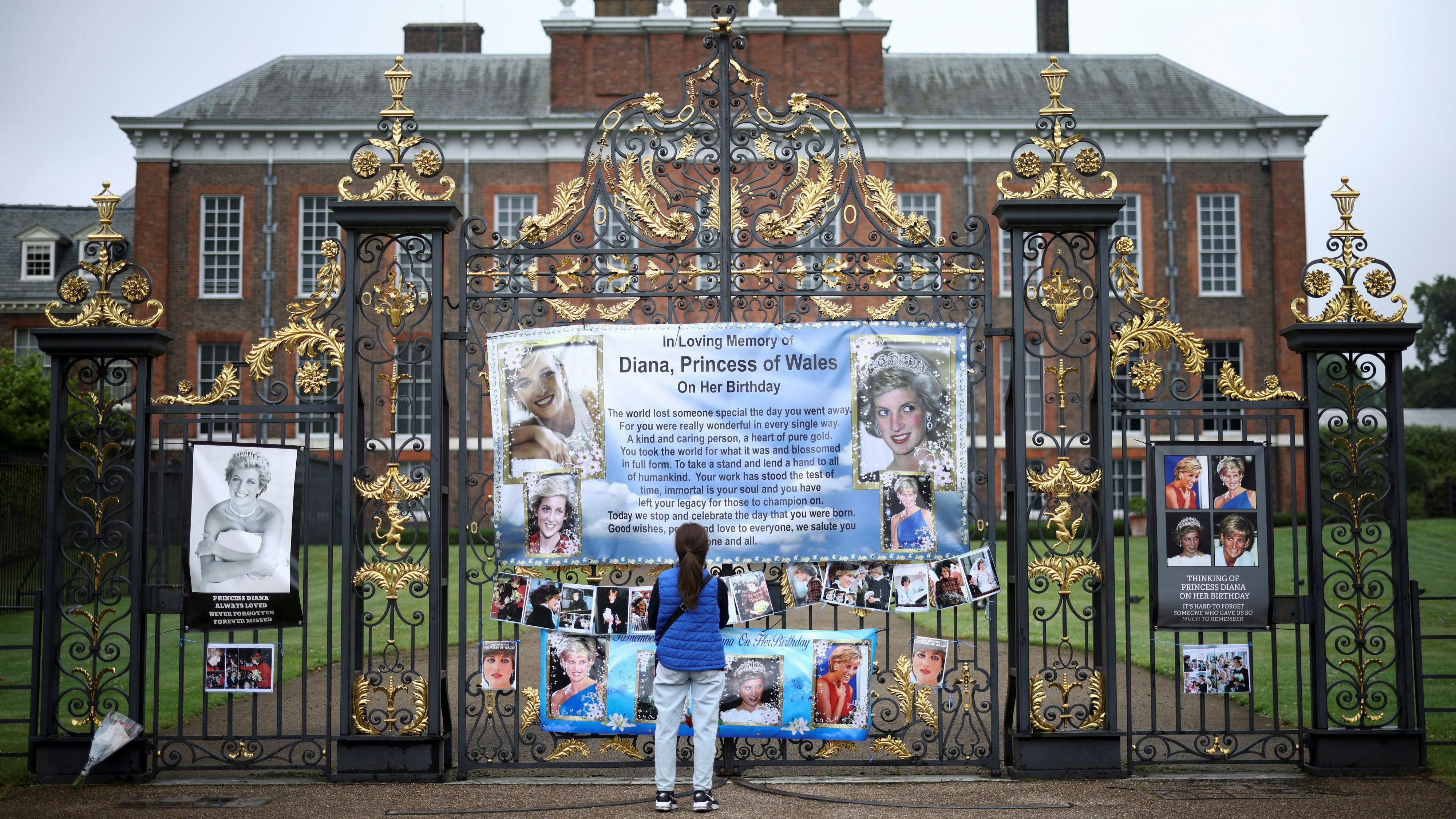Der Eingang des Kensington Palace erinnert an die verstorbene Diana.