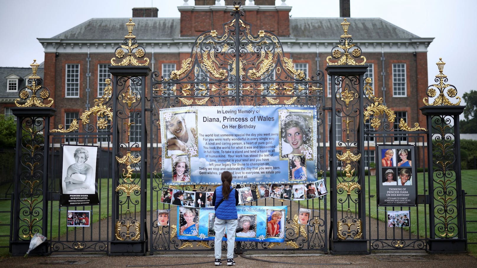 Der Eingang des Kensington Palace erinnert an die verstorbene Diana.