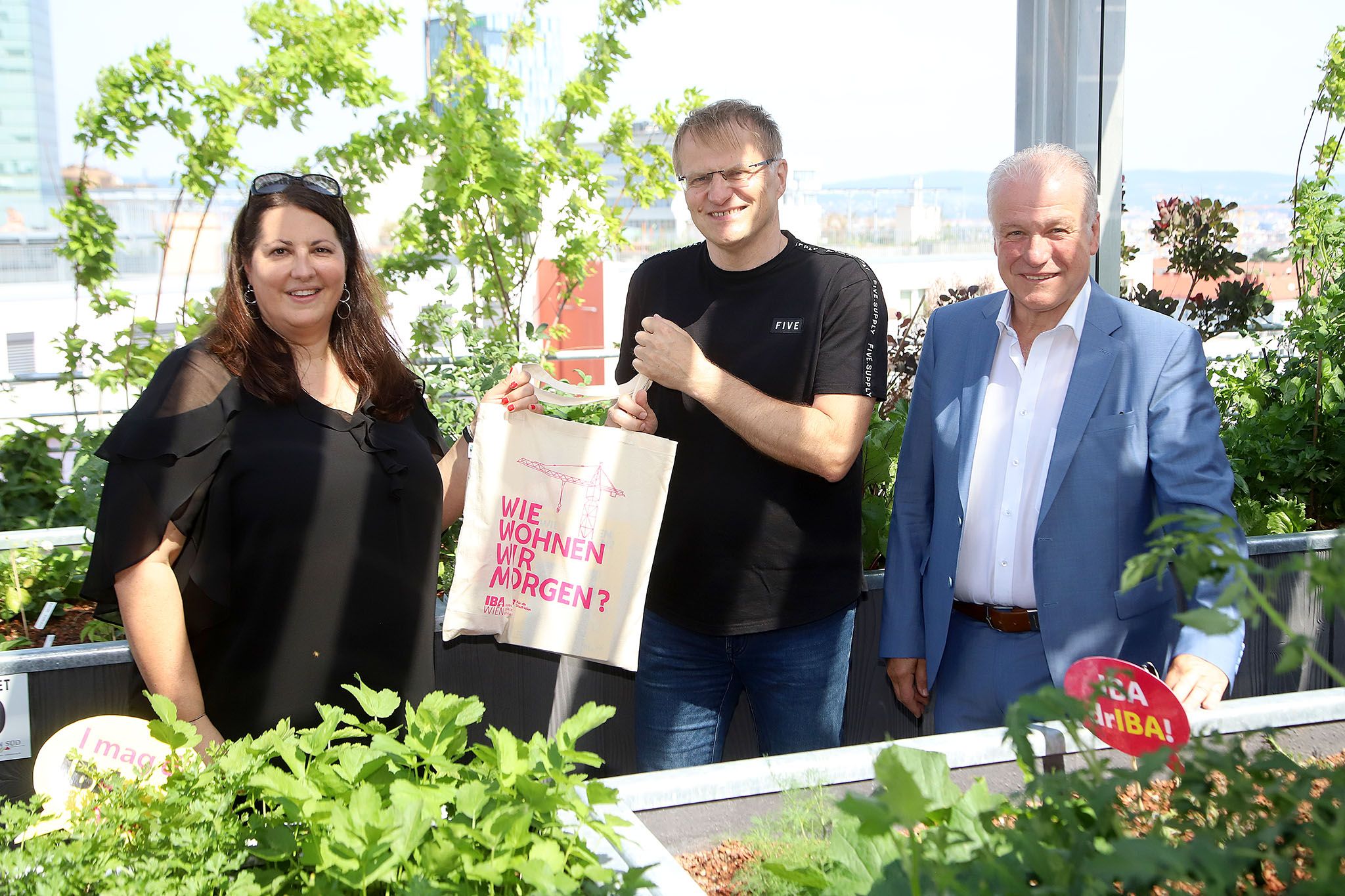 Ein ausgeklügeltes Planungskonzept sorgt dafür, dass es die BewohnerInnen der rund 980 Wohnungen, zwei Drittel davon gefördert, an Hitzetagen kühler haben.  Am begrünten Dachgarten des „Wien-Süd“-Wohnbaus mit Beeten zum Garteln, Ruhezonen und Swimming-Pool mit Blick auf das Erholungsgebiet Wienerberg: v.l.: Vizebürgermeisterin und Wohnbaustadträtin Kathrin Gaal, Walter Gagawczuk, Bewohner der Biotope City der ersten Stunde und Mitglied der Gartengruppe sowie Bezirksvorsteher-Stellvertreter Gerhard Blöschl.