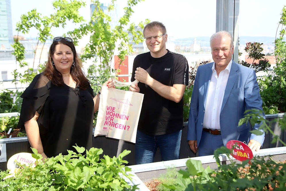 Ein ausgeklügeltes Planungskonzept sorgt dafür, dass es die Bewohner der rund 980 Wohnungen, zwei Drittel davon gefördert, an Hitzetagen kühler haben. Daneben kann auf den begrünten Dächern gegartelt oder gechillt werden. Zur Übergabe der Wohnungen kamen auch Vizebürgermeisterin und Wohnbaustadträtin Kathrin Gaal (SPÖ) und Favoritens Bezirksvorsteher-Stellvertreter Gerhard Blöschl (SPÖ, r.) - hier mit Mieter Walter Gagawczuk zu Besuch.