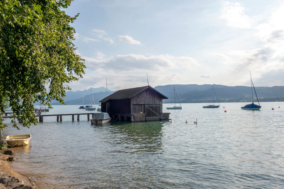 Im Salzkammergut, wie hier in Weyregg am Attersee, gibt es bereits einige öffentliche Badeplätze. Nun kommen noch drei weitere hinzu.