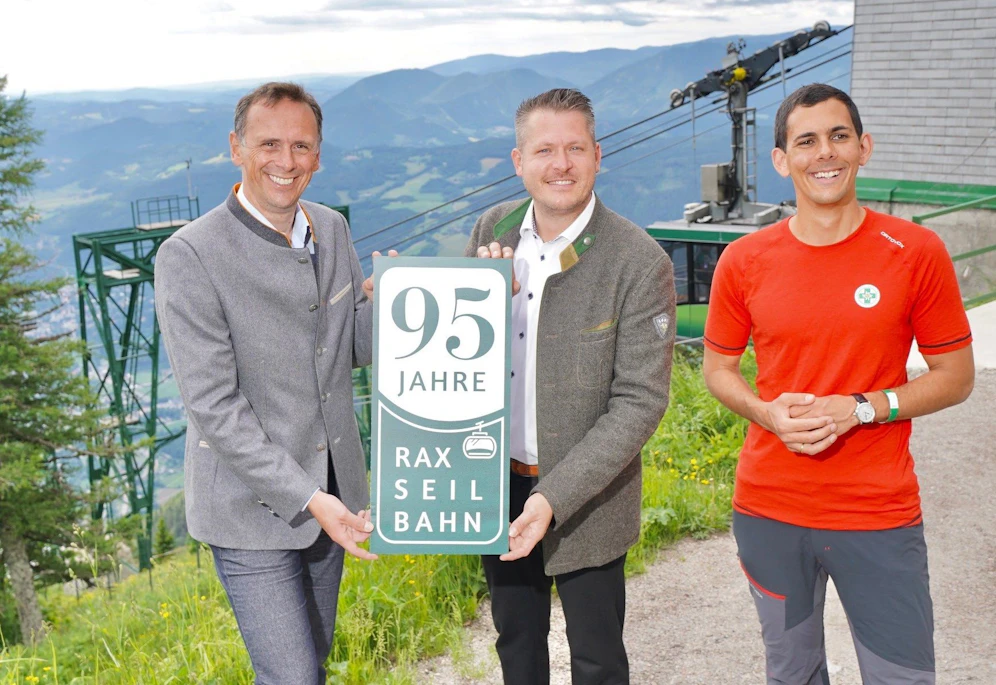 Jochen Danninger (Tourismuslandesrat Niederösterreich), Bernd Scharfegger (Geschäftsführer Scharfegger's Raxalpen Resort) und Dr. Matthias Cernusca (Landesleiter Bergrettung Niederösterreich/Wien).