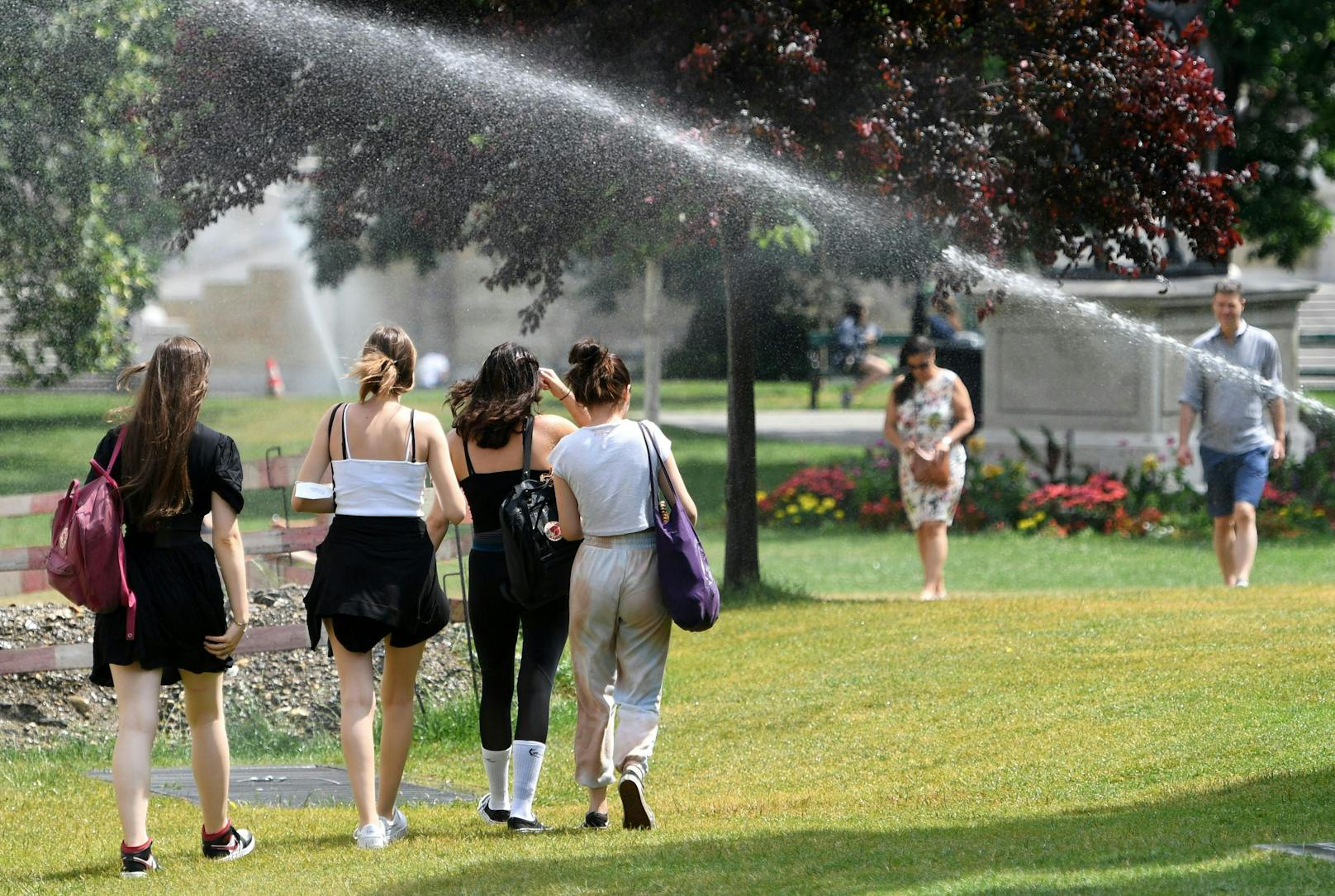 Besucher des Burggarten in der Wiener Innenstadt.