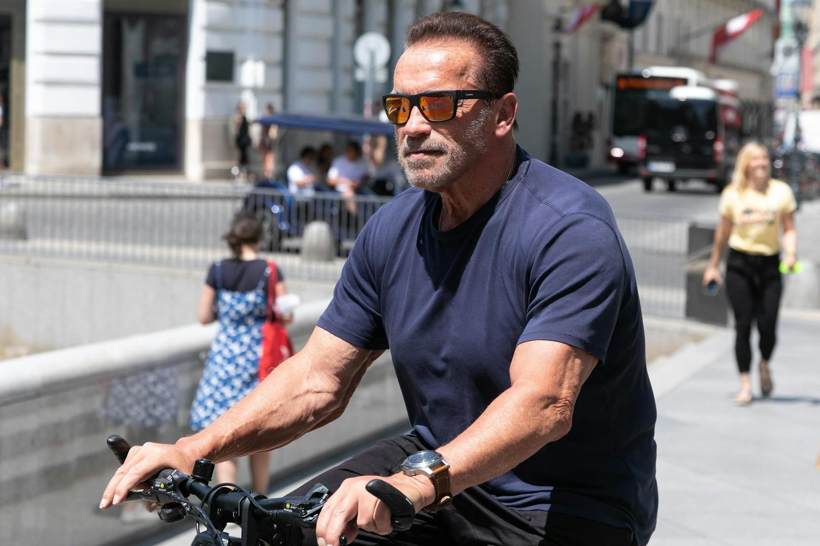 Arnold Schwarzenegger radelt in Wien