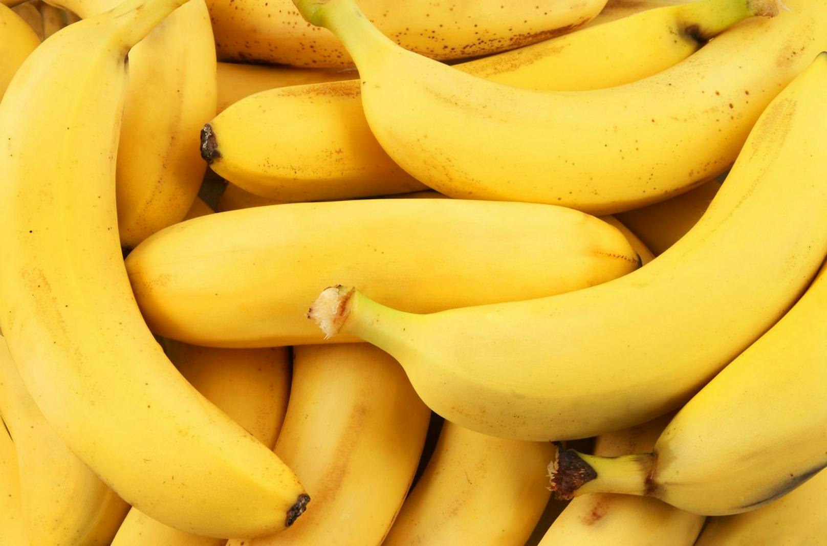 Aufgrund ihrer natürlichen Süße ist die<strong> Banane </strong>sogar bei Kindern beliebt. Diese Süße resultiert aus einem sehr hohen Anteil aus Fruchtzucker. Je nach Reifegrad besteht eine handelsübliche Banane zu 12-17 Prozent aus Fruchtzucker. In einer mittelgroßen Frucht sind das 25 Gramm. Das entspricht bereits der Hälfte der maximal empfohlenen Zucker-Tagesdosis. Da Zucker ein Energielieferant ist, eignet sich die Banane gut für Sportler. Weiterer Pluspunkt: Ein hoher Magnesium- und Kaliumgehalt sowie Vitamine und Mineralstoffe.